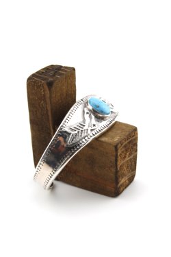 画像2: 【One of a Kind】「Mt.hill」 Crown Cuff Plain Slim Broken Arrow with TQ マウントヒル クラウンバングル ブロークンアロー キングマンターコイズ [230923]