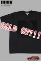 「ILL180°」"CHARLES PETERSON" Tee（HUB2 KURT） イルワンエイティ ニルバーナ ライブプリント 半袖 Tシャツ ILL251-41B [ブラック]