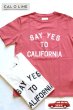 画像1: 「CAL O LINE」 SEY YES TO CALIFORNIA T-SHIRT キャルオーライン プリントTシャツ [ホワイト・レッド] (1)